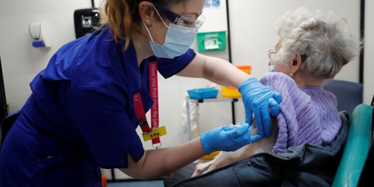 Comenzó la vacunación contra el coronavirus en el mundo