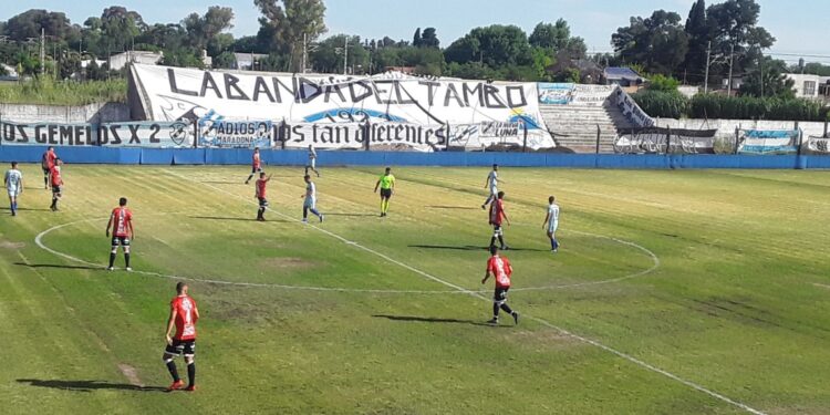Claypole remontó un partido que parecía perdido y le empató al campeón