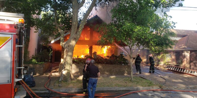 Impactante incendio en Adrogué: los bomberos evitaron que haya heridos