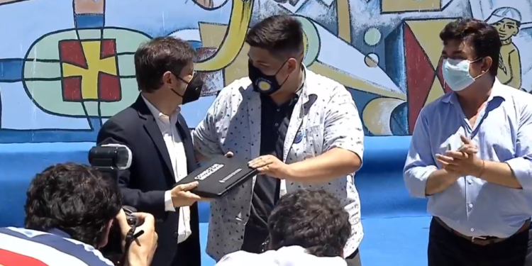 Kicillof entregó netbooks recuperadas por el Gobierno nacional en La Matanza