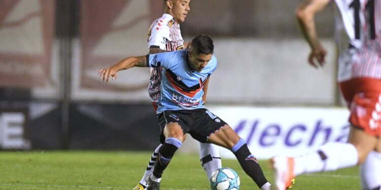 El Tricolor se trajo un buen punto de su visita a Chacarita