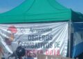 Trabajadores despedidos de Cresta Roja acampan frente a la Municipalidad de Echeverría