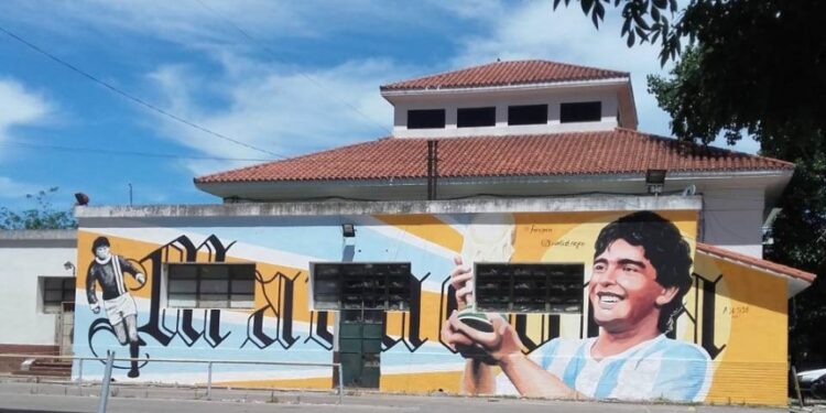Lanús: inauguraron dos murales en el hospital donde nació Maradona