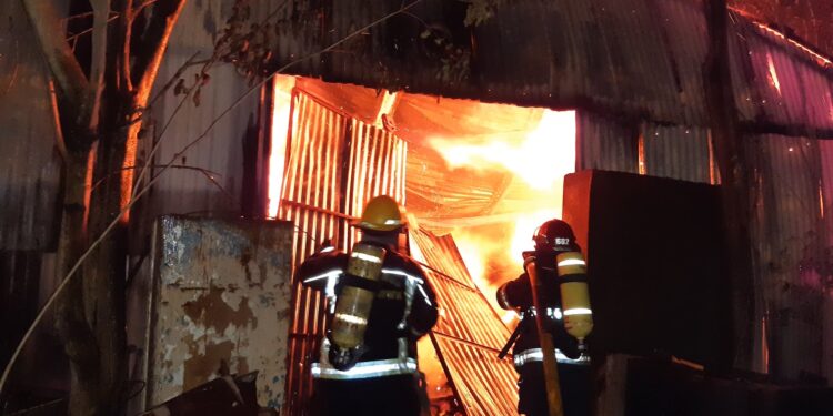 Impresionante incendio en un depósito de Ministro Rivadavia