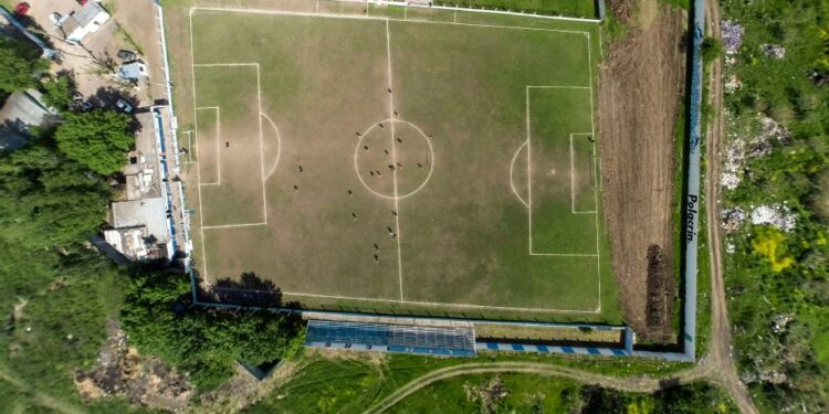 Claypole se juega el ascenso en una extraña cancha que estuvo 30 años torcida