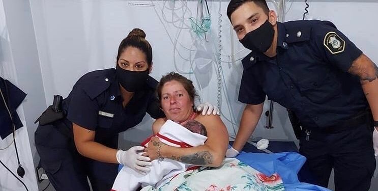 Solano: dos oficiales de Quilmes asistieron a una vecina a dar luz