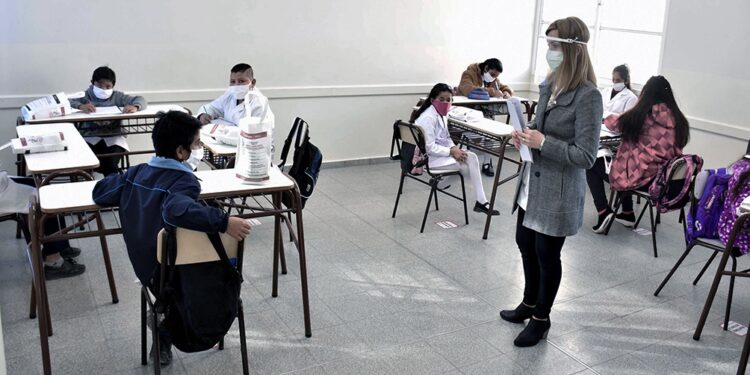 Trabajadores con hijos en edad escolar podrán justificar inasistencias cuando los niños no vayan a la escuela