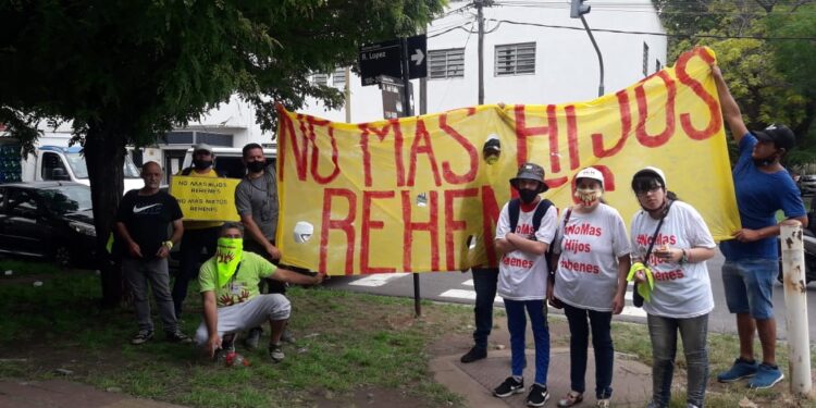 Padres de la región marcharon a un tribunal de Quilmes para pedir ver a sus hijos