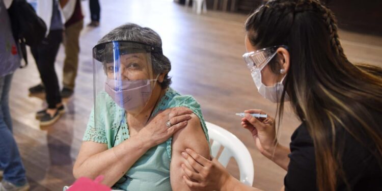 Empezaron a vacunar en Adrogué a los mayores de 70 años