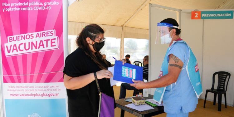 En Temperley, Ioma inició la vacunación destinada a docentes y auxiliares de riesgo