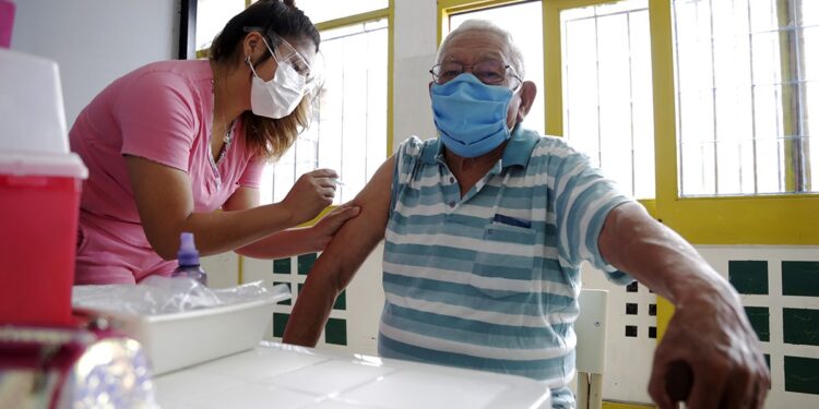 En Brown ya vacunan a 800 personas por día contra el covid-19