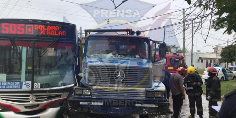 Mármol: tres heridos tras un choque entre un colectivo y un camión