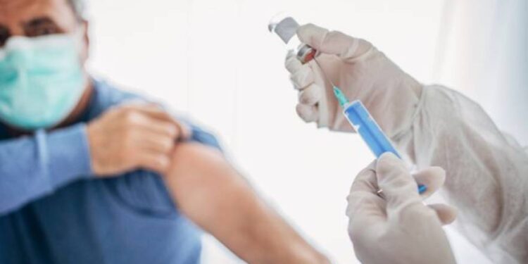 La asignación de turnos de vacunación contra el coronavirus llegará también por Whatsapp