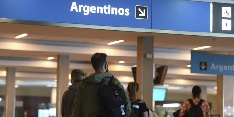 Por nuevas cepas, suspenden desde el sábado los vuelos de Brasil, Chile y México