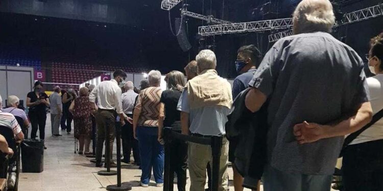 Largas colas y falta de distanciamiento, en el inicio de la vacunación a adultos mayores