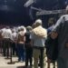 Largas colas y falta de distanciamiento, en el inicio de la vacunación a adultos mayores