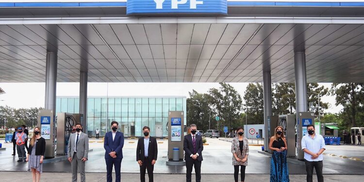 YPF lanza descuentos para personal educativo