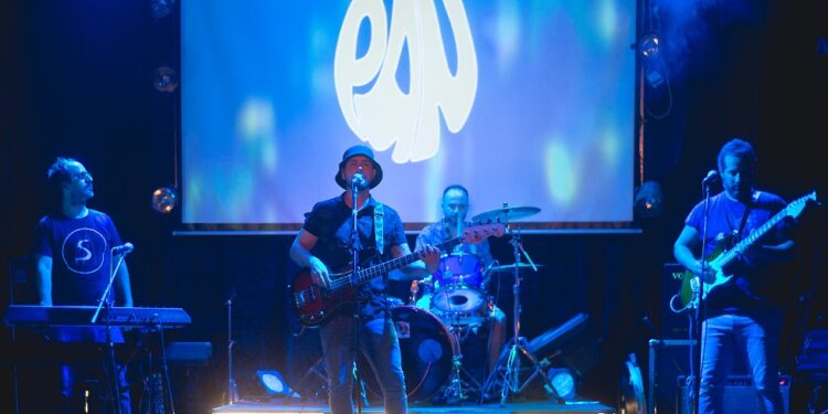 Es de José Mármol y formó una banda de rock con la que estrena su primer disco