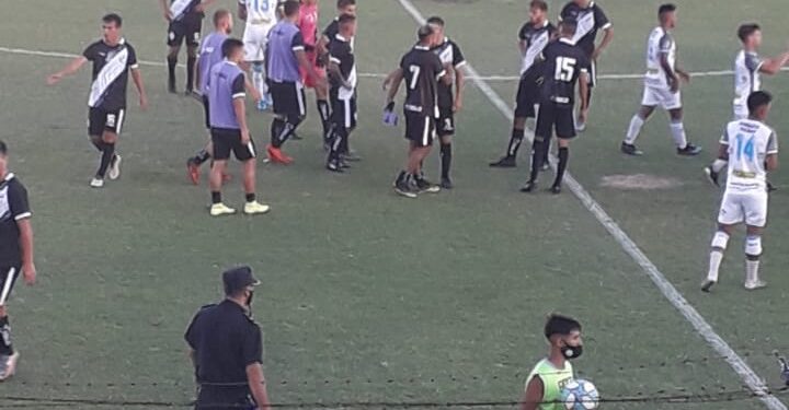 Claypole perdió en su regreso a la C y confirmó la grave lesión de Carballo