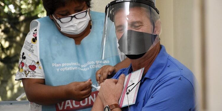 Avanza la vacunación a docentes en Brown