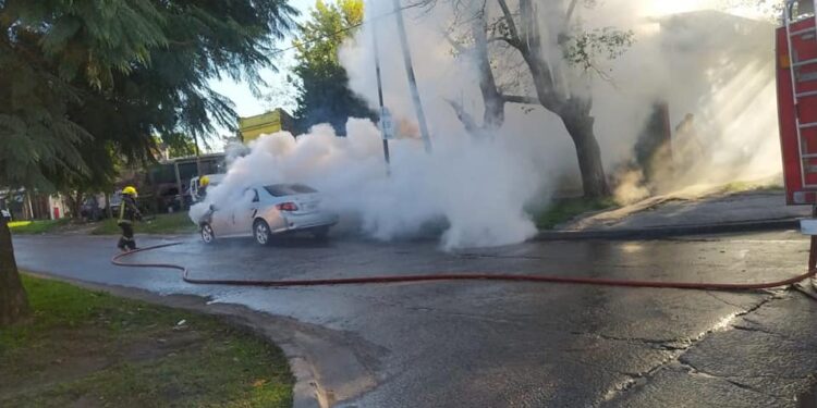 Se prendió fuego un auto en Longchamps