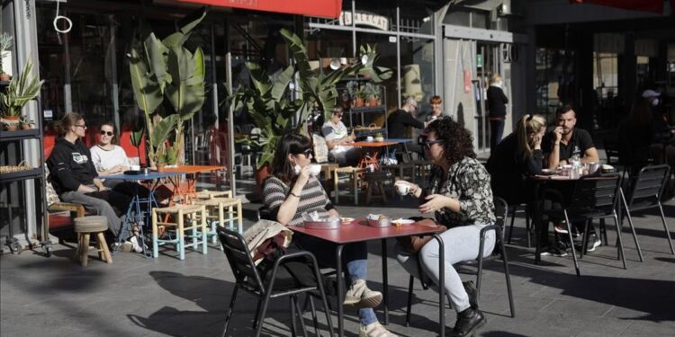 Los bares y restoranes podrán recibir clientes entre las 6 y las 19 solo al aire libre