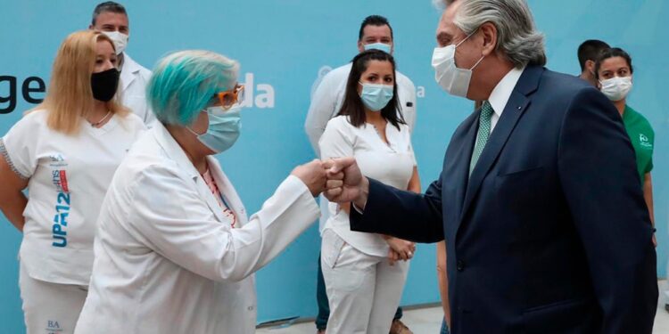 Alberto anunció un bono por $ 6.500 para personal de salud y pidió «no hacer política con el virus»