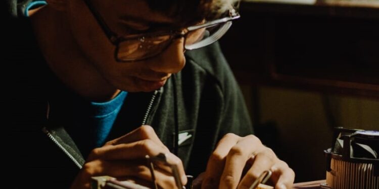 Un joven de Lomas arregla computadoras de forma gratuita