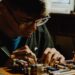 Un joven de Lomas arregla computadoras de forma gratuita