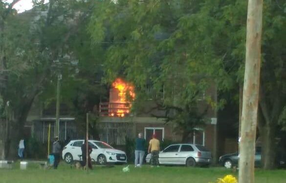 Incendio en el Barrio Municipal: falleció un hombre y una mujer está internada