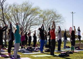 Claypole: clase abierta de yoga y expresión corporal al aire