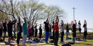Claypole: clase abierta de yoga y expresión corporal al aire