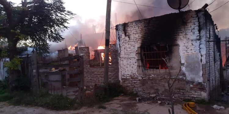 San José: violó la perimetral, le quemó la casa a su ex pareja y a otros seis vecinos