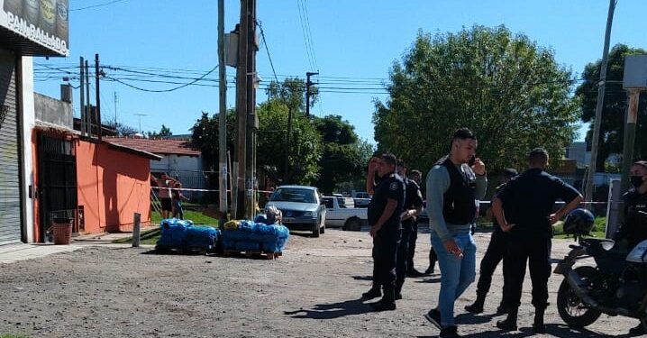 Longchamps: motochorros robaron un local, le dispararon al custodio y escaparon