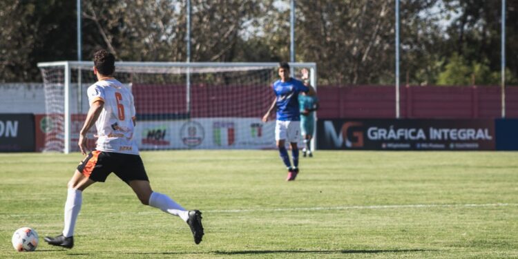 Sanma le ganó a Bera pero sufrió más de la cuenta en un final con escándalo