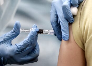 Revelan que Provincia vacunó a más de 75 mil porteños