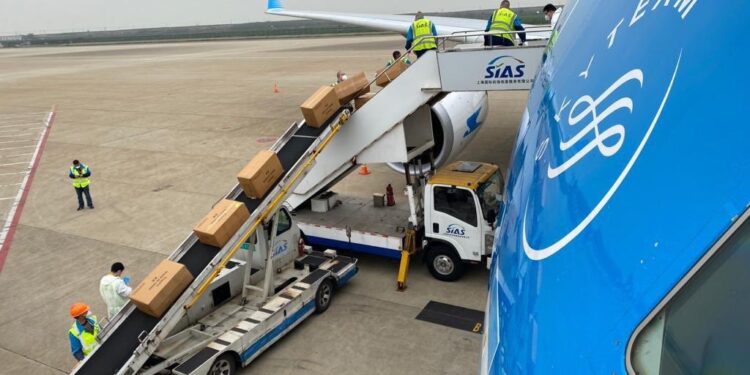 Llegan a Ezeiza más vacunas Sinopharm desde China