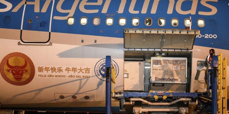 Llegó un nuevo avión desde China y el país ya recibió casi 7 millones de vacunas