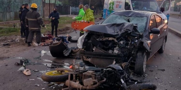 Claypole: escapaban de la policía y chocaron contra un auto