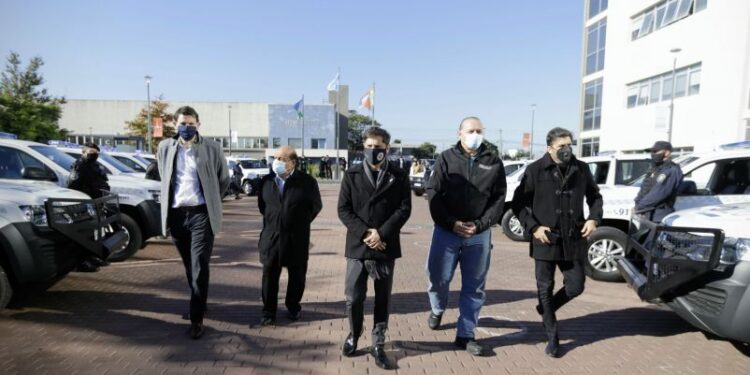 Kicillof: «Es necesario reequipar y profesionalizar a la Policía»