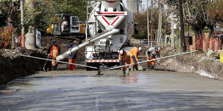 Avanzan las obras de asfalto en barrios y localidades de Brown