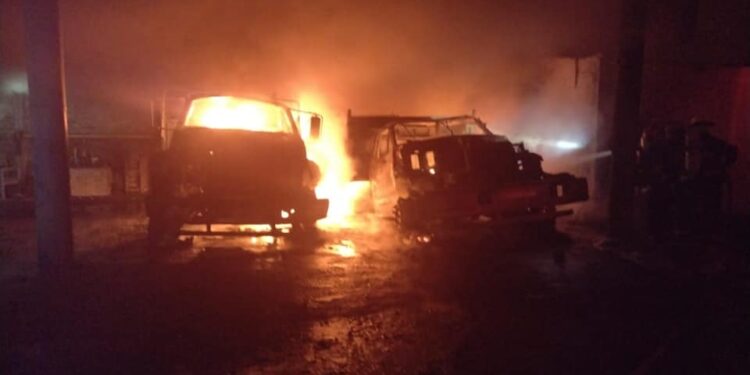 Burzaco: un incendio en una empresa destruyó al menos dos vehículos