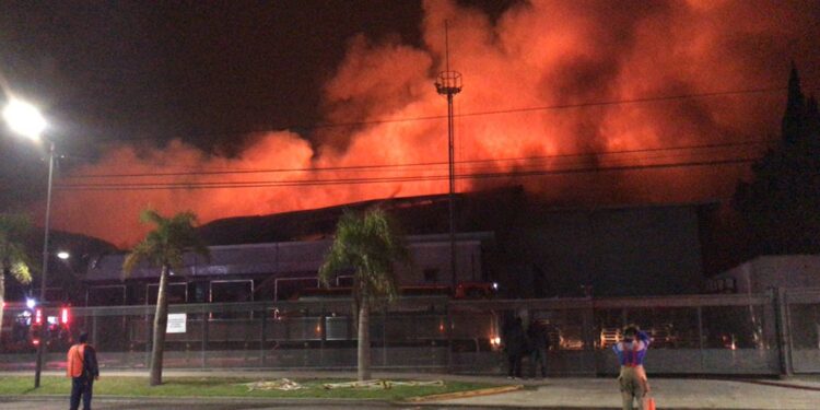 Impresionante incendio en la fábrica bonaerense de Bimbo: más de 10 horas de llamas