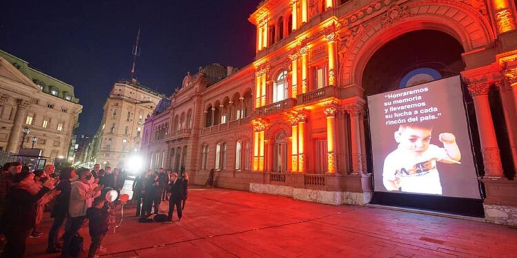 La Casa Rosada se vistió de Joaco, el niño de Lomas que inspiró la ley de electrodependientes