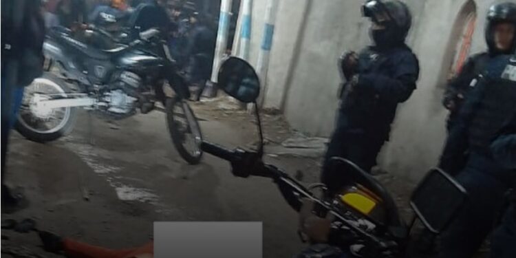 Lanús: murió al chocar con una reja mientras huía en una moto robada