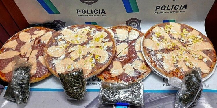 Detienen a dos mujeres cuando pretendían ingresar marihuana oculta en pizzas a un penal