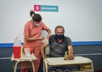 Brown ya vacunó contra el coronavirus a más de 96 mil vecinos y vecinas