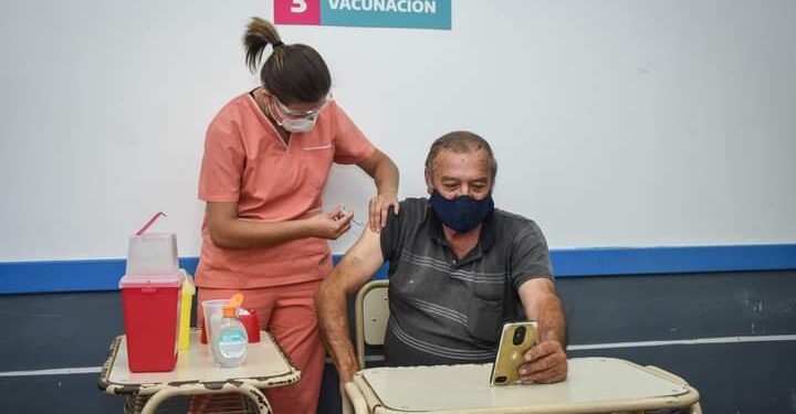 Brown ya vacunó contra el coronavirus a más de 96 mil vecinos y vecinas