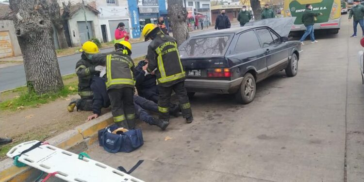 Un colectivero embistió a dos personas en Longchamps