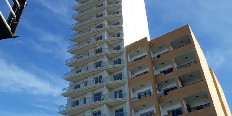 Increíble: construyeron un tobogán acuático a 98 metros de altura en un lujoso edificio de Temperley